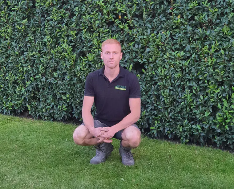 Erik Ruijter van Ruijter Groenservice in een tuin voor een groene haag